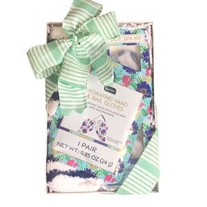 FOOT SPA KIT & Hydrating Hand Gloves with Striped Fuzzy Socks